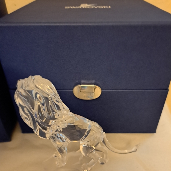 Swarovski crystal standing lion Rare Encounters w outer box and case. Pristine - Picture 4 of 8